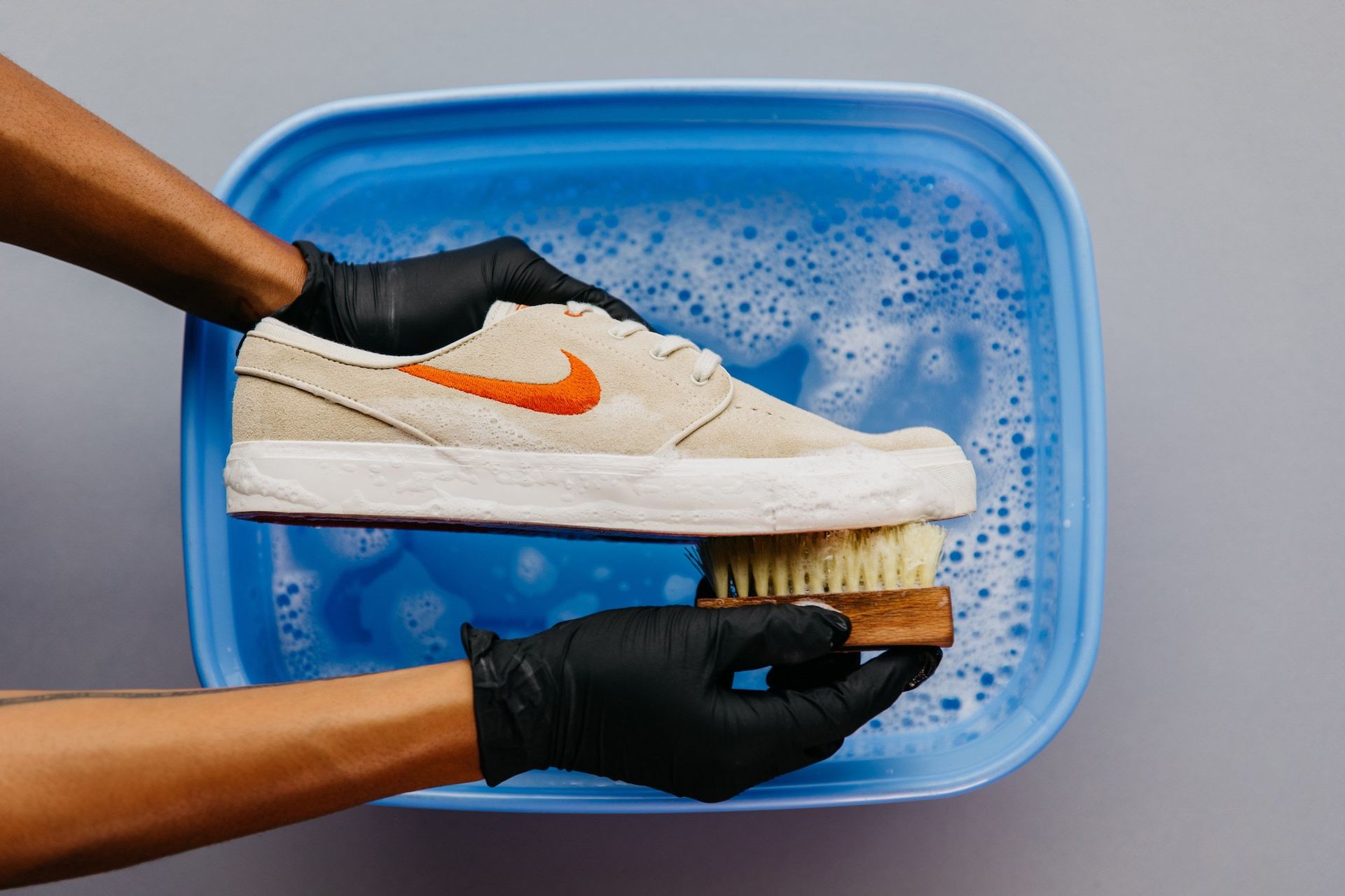 The best way to wash sports shoes