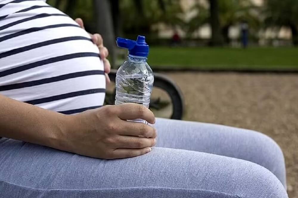 خواص آب معدنی در بارداری