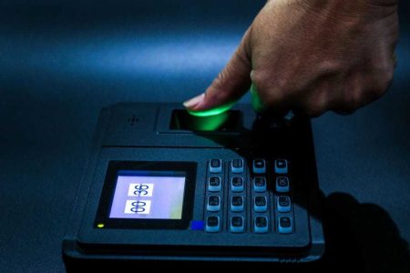 دستگاه حضور و غیاب آنلاین یا آفلاین؟ مقایسه مزایا و معایب هرکدام