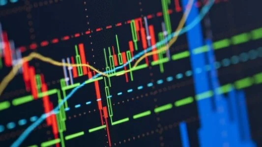 لایت فارکس زیر ذره‌بین: تجربیات موفق، تحلیل حرفه‌ای و نبض شبکه‌های اجتماعی